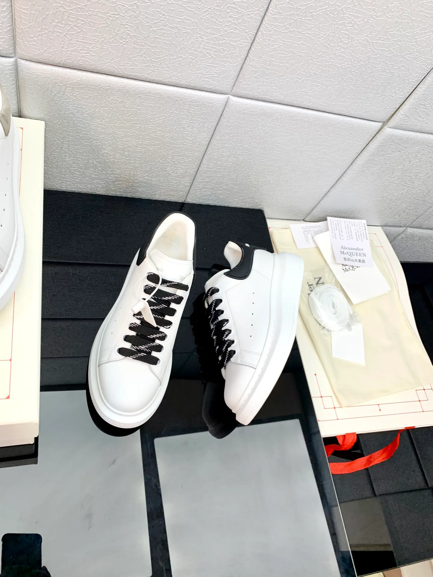 👟👟Ex-factory price 480👟👟 The latest McQueen white shoes original 1⃣: 1⃣ perfect reproduction ☑Deliver the latest counter full set of packaging 🎁Full series of color styles are constantly updated🥳🥳 🔺Fabric: Customized original matte silk cowhide 🔺Inner: imported water-dyed sheepskin lining/original customized soft cowhide pad 🔺Feet: super clear high temperature air pressure logo➕soft latex pad 🔺Outsole: rubber T👟👟Ex-factory price U vacuum sole/I👟👟Ex-factory price original foam sole, thick sole about 4cm